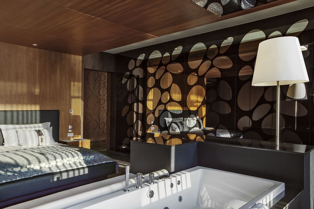 3 Bedrooms, Beach Villa, Twin Beds, 2 King Beds