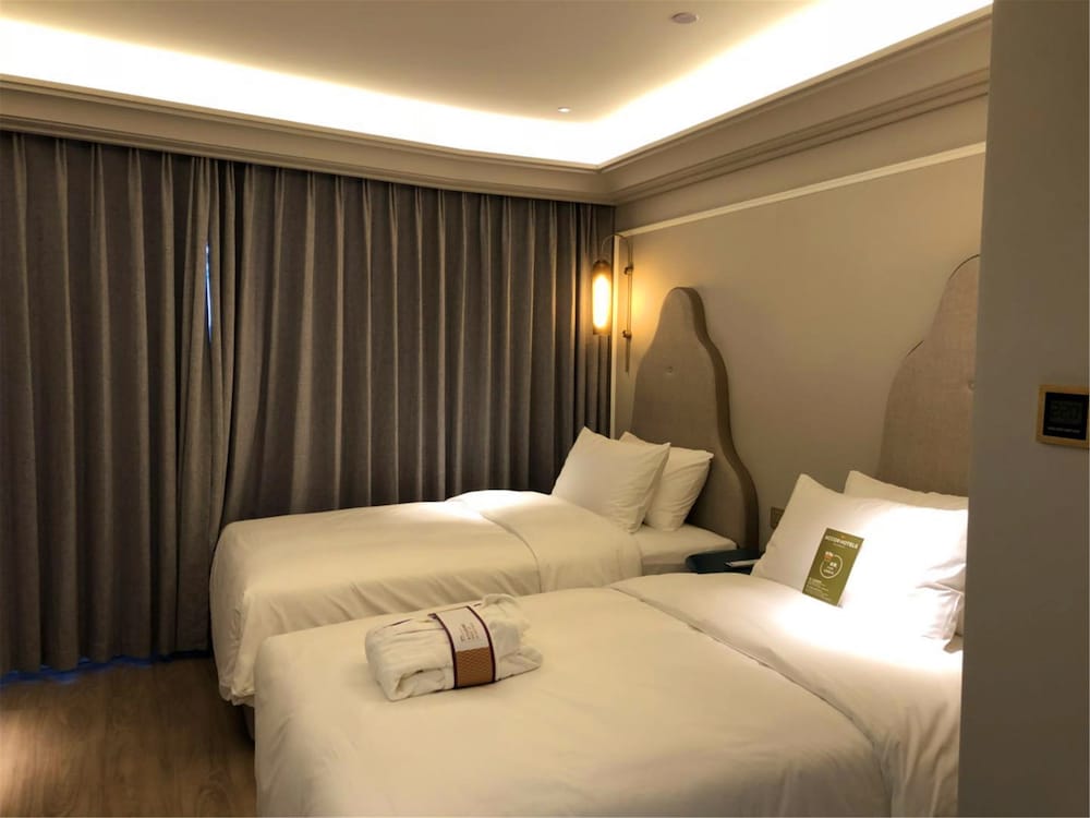 PRIVILEGE, TWIN BEDS