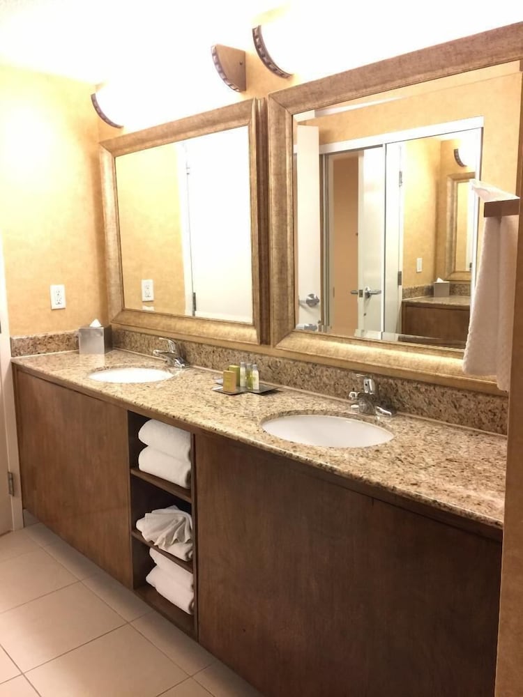 DoubleTree Suites by Hilton Hotel Anaheim Resort - Convention Center 7/56