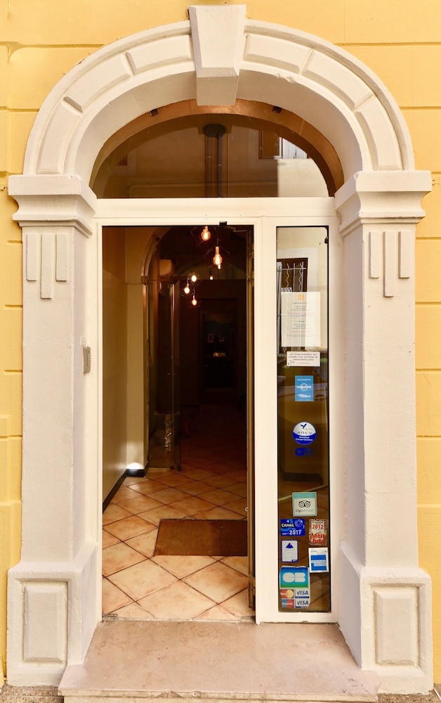 Majestic Hotel 30/50
