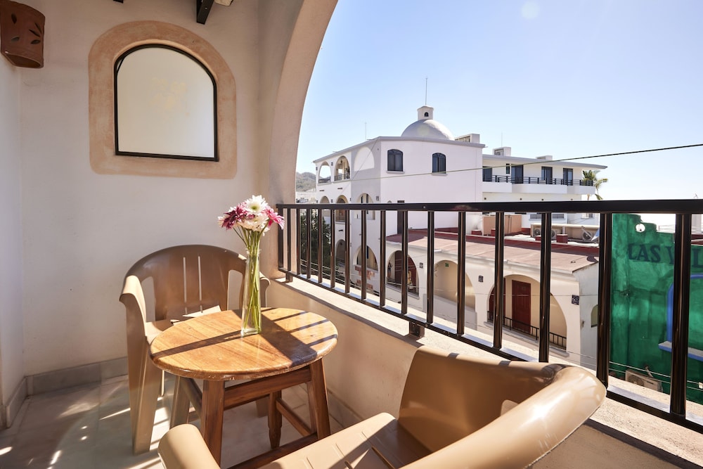 The Alondra Hotel 38/58