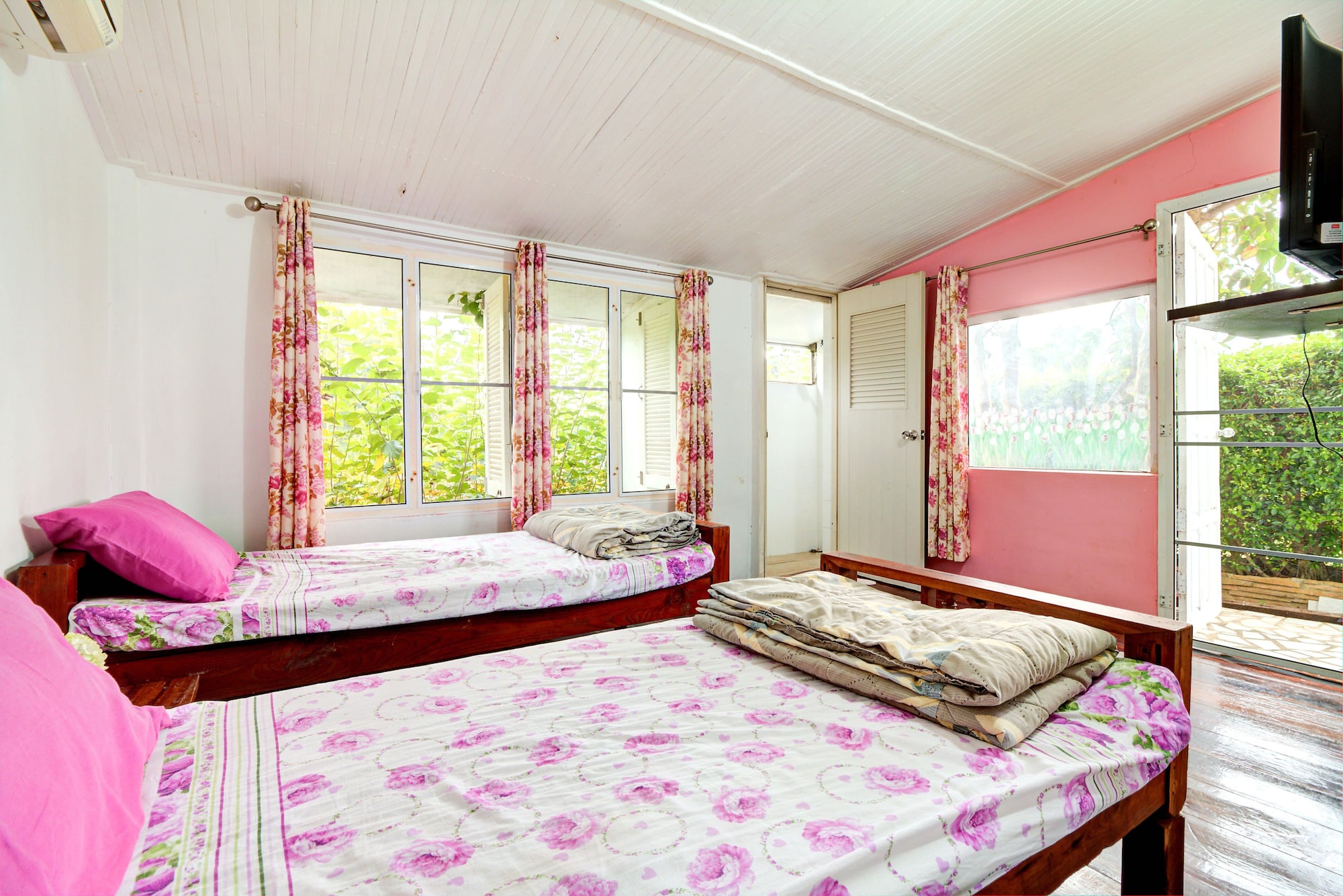 COTTAGE, STUDIO