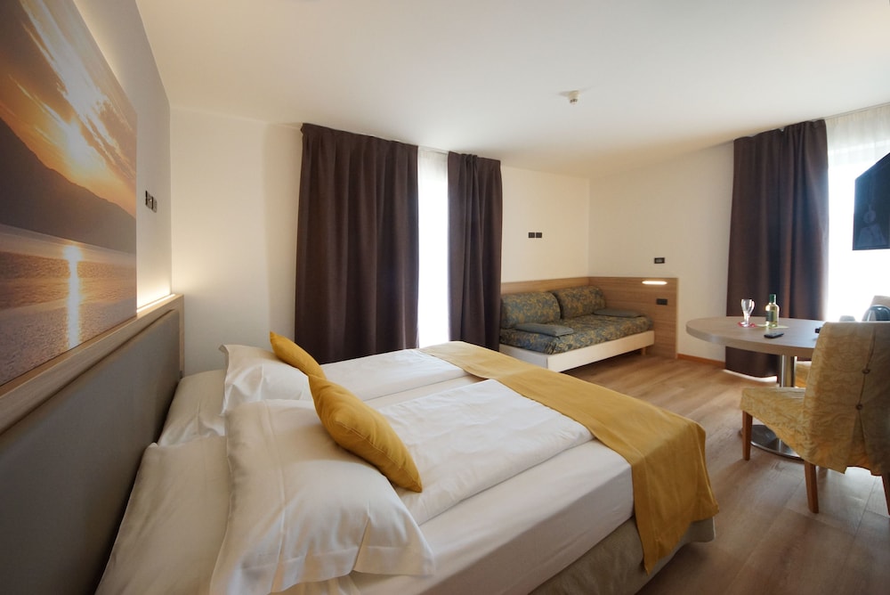 Hotel Ambassador Suite 25/73