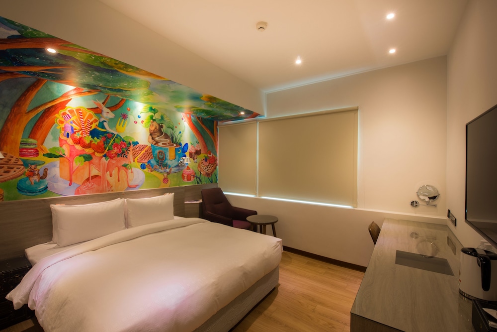 Legend Hotel Pier 2 18/66