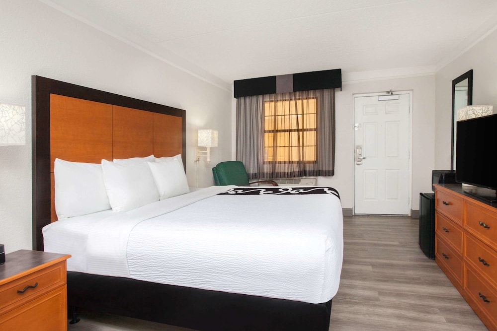 Baymont by Wyndham Fort Myers Central 14/27