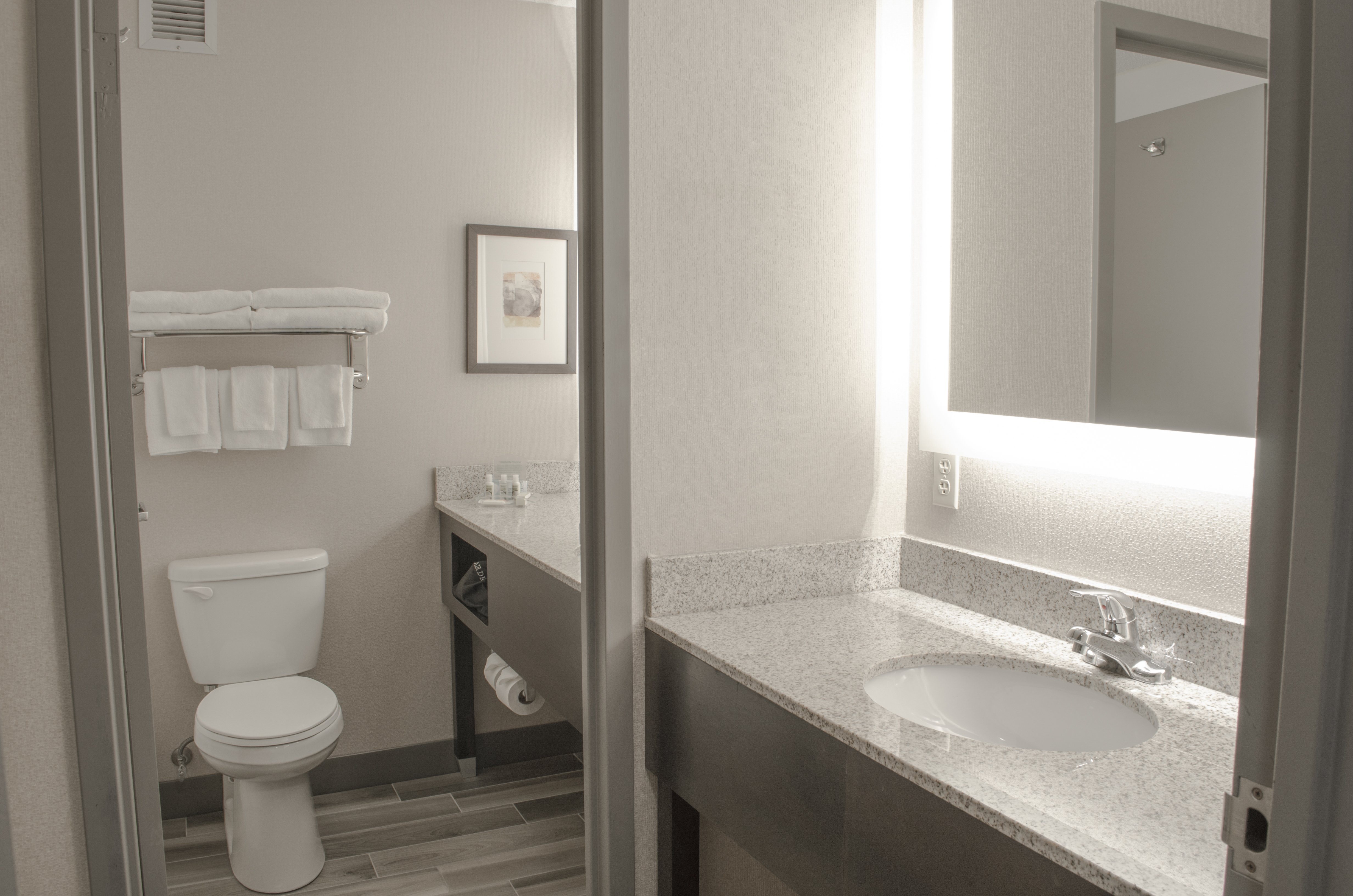 Holiday Inn Fargo 65/70