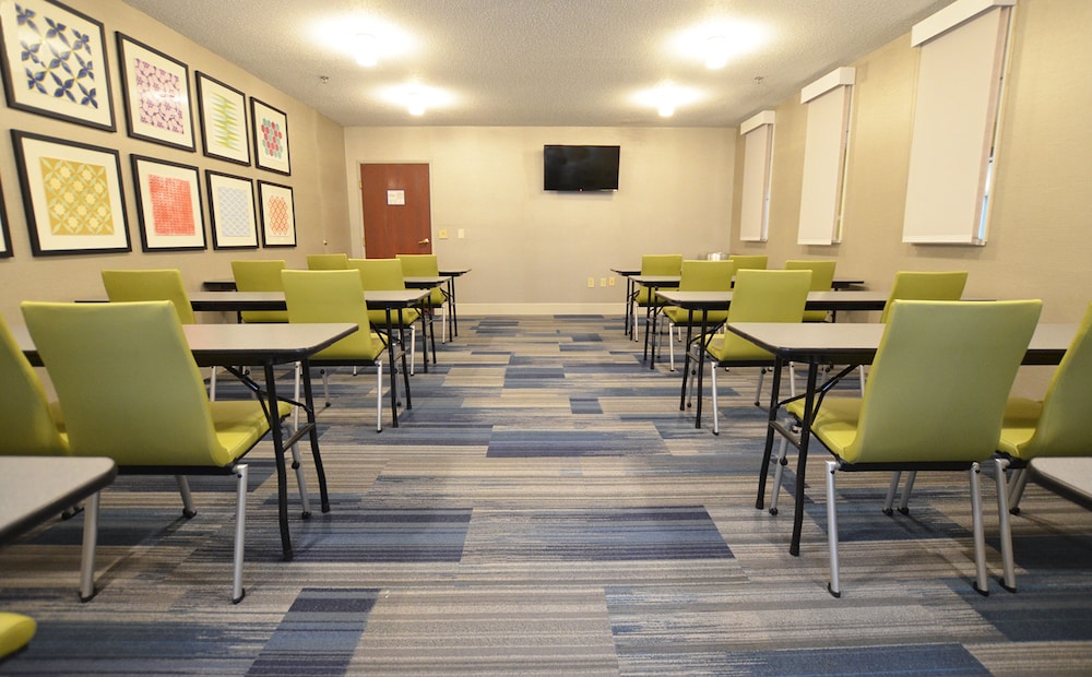 Holiday Inn Express Pittsburgh-Bridgeville — 9