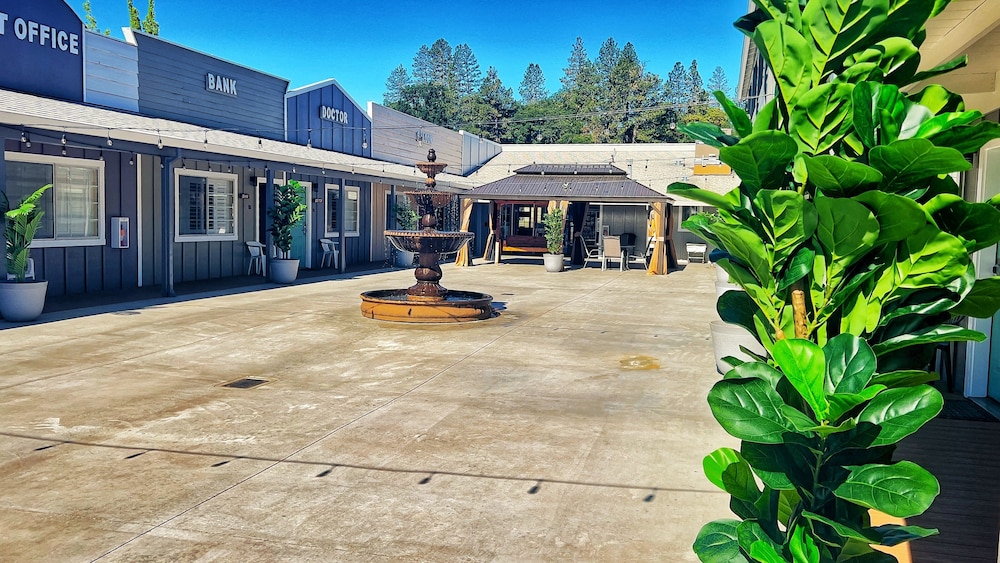 The Old West Inn 53/57