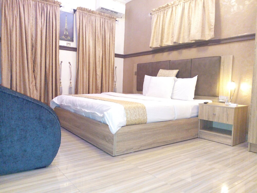 Euro Lounge And Suites 7/16