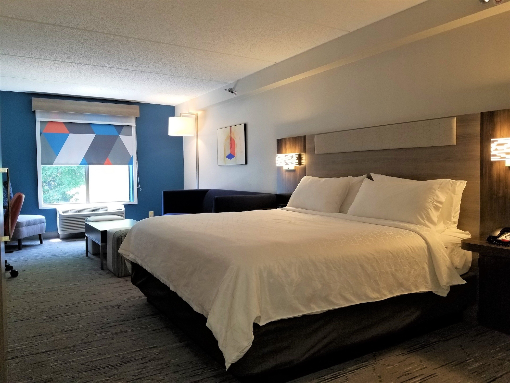 غرفة قياسية بسرير كينج مع أريكة، Holiday Inn Express Apex Raleigh 4/10