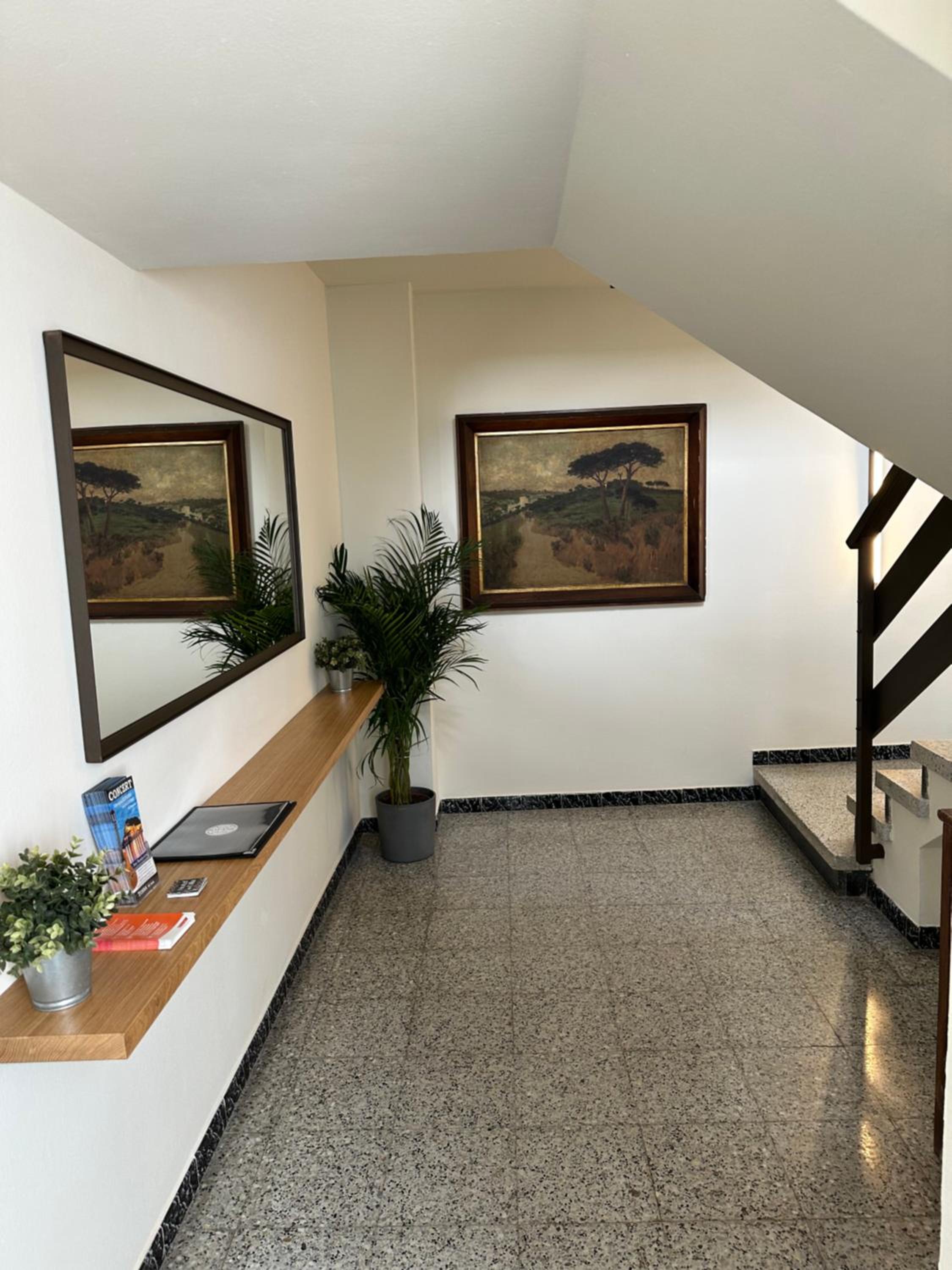 L'illa Hotel 7/25