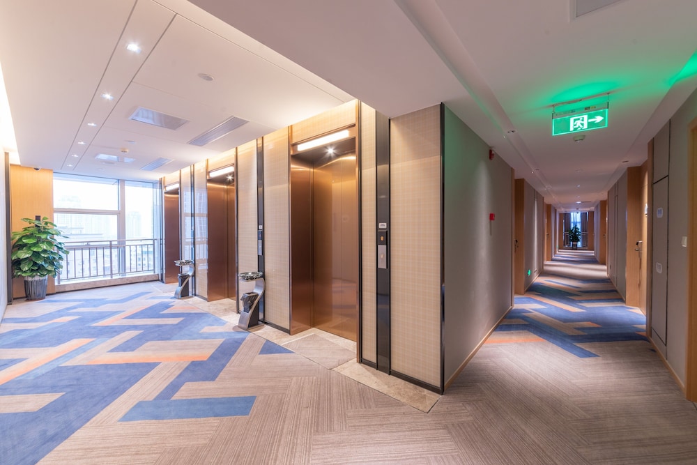 Holiday Inn Express Dongguan Humen 12/25