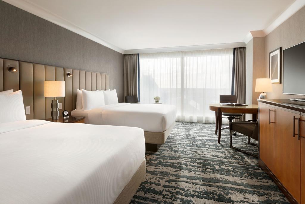 Fairmont Gold, 2 Queen Beds, Runway View, Lounge Access, Top Floor