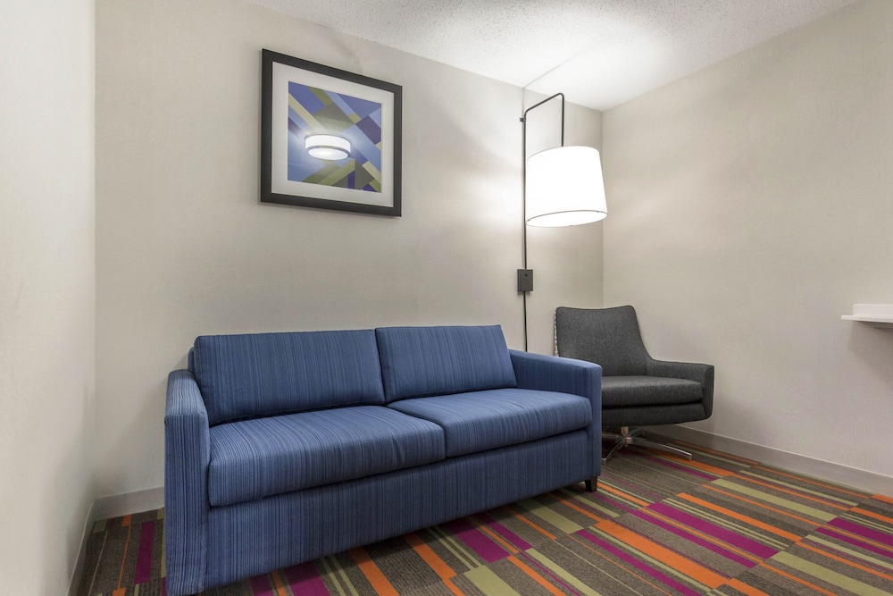Holiday Inn Express and Suites Chicago West St Charles an IHG Hotel 45/72