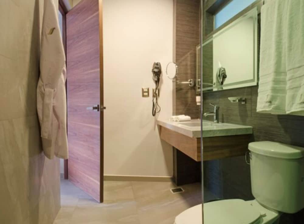 J. Towers Hotel Suites 65/68