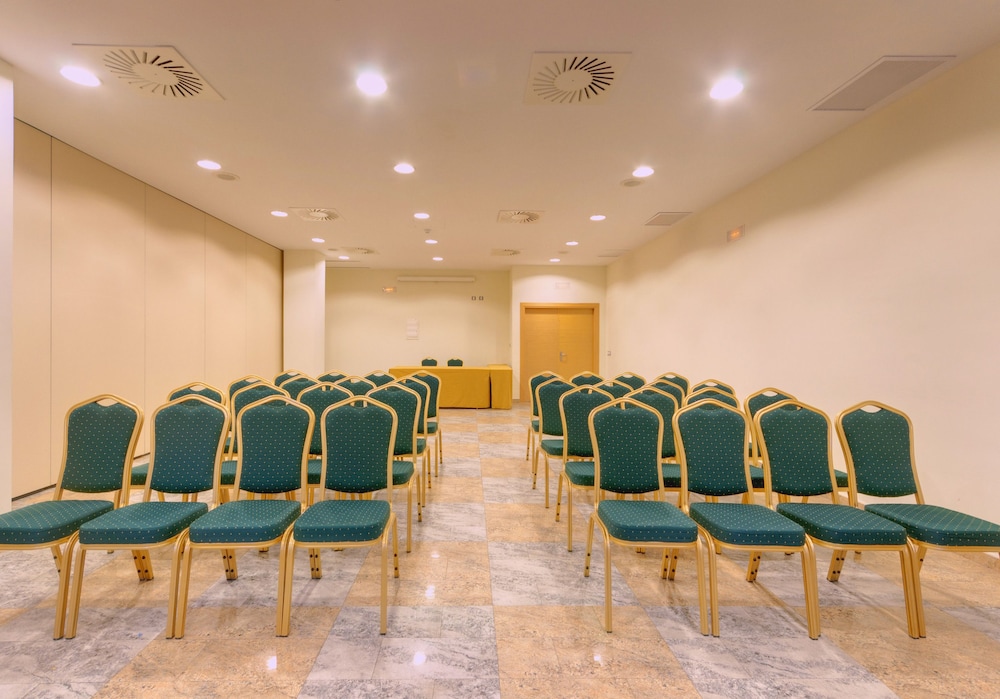 Ramada by Wyndham Valencia Almussafes 44/56