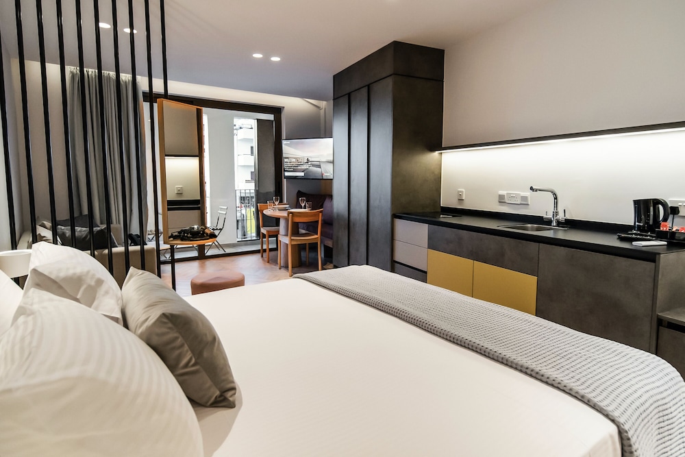 DELUXE, STUDIO, SUITE