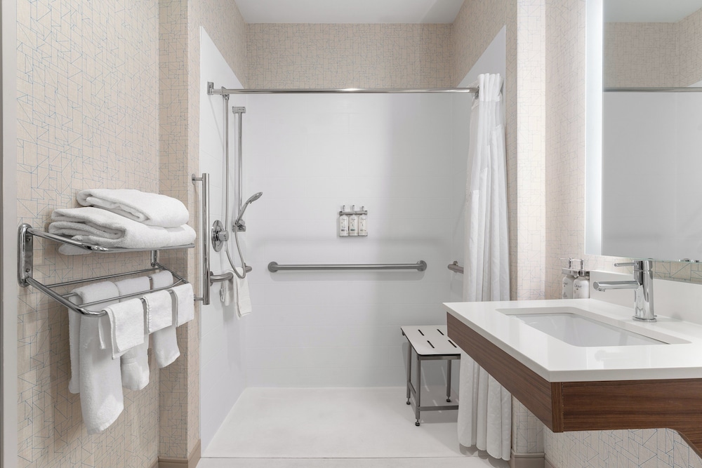 Holiday Inn Express Suites Coralville 67/67