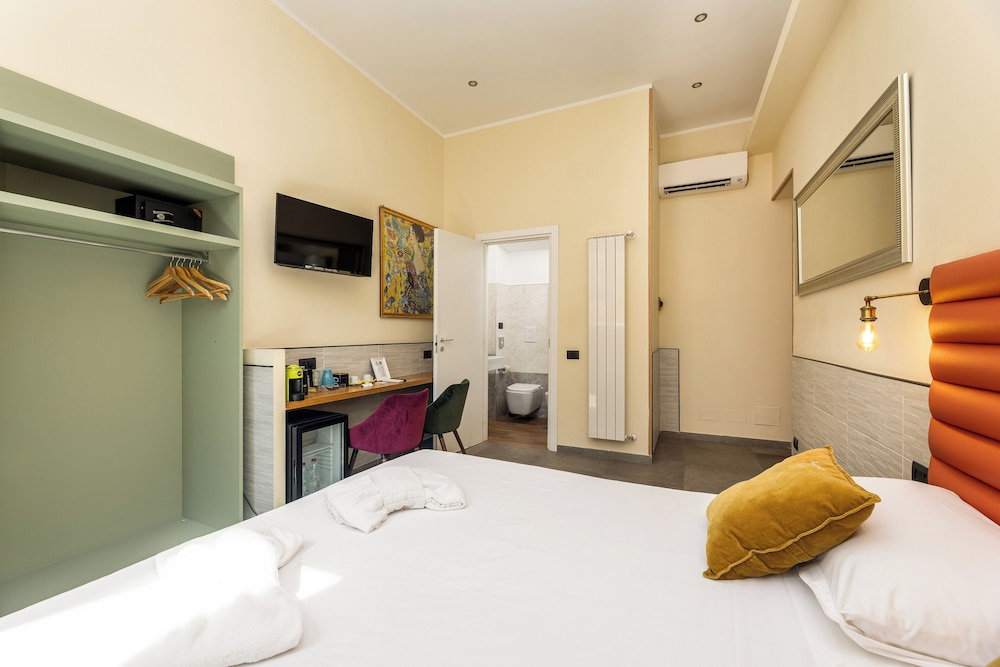 SUPERIOR, DOUBLE OR TWIN BED, CITY VIEW