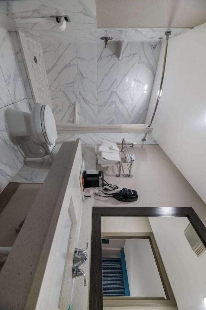 غرفة قياسية بسرير كينج للمدخنين، Quality Inn & Suites Altamonte Springs Orlando-North 6/8