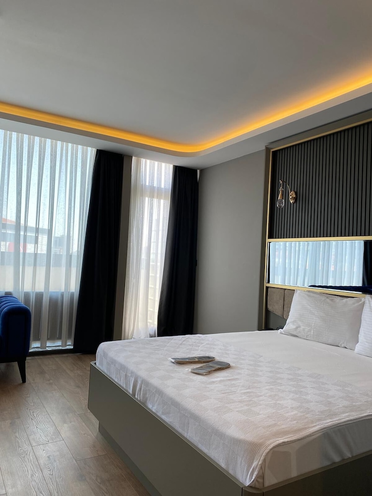216 Ruby Suite 8/43