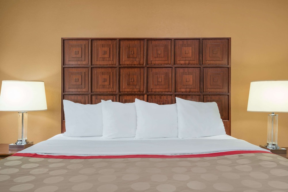Ramada by Wyndham Columbus North 14/39