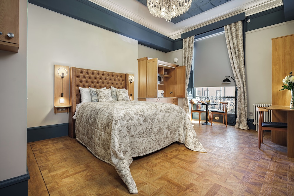 Bonnie Hotel 2/50