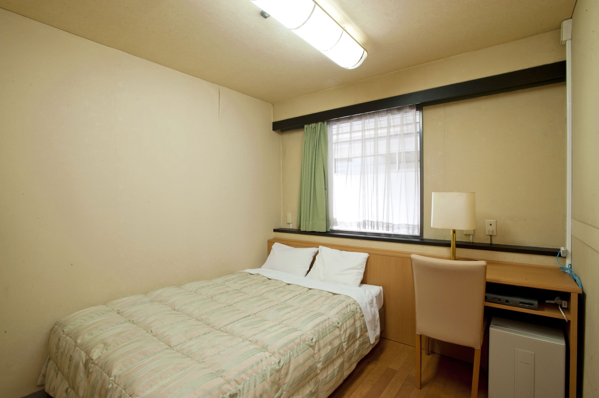 SEMI ROOM, SEMI DOUBLE BED