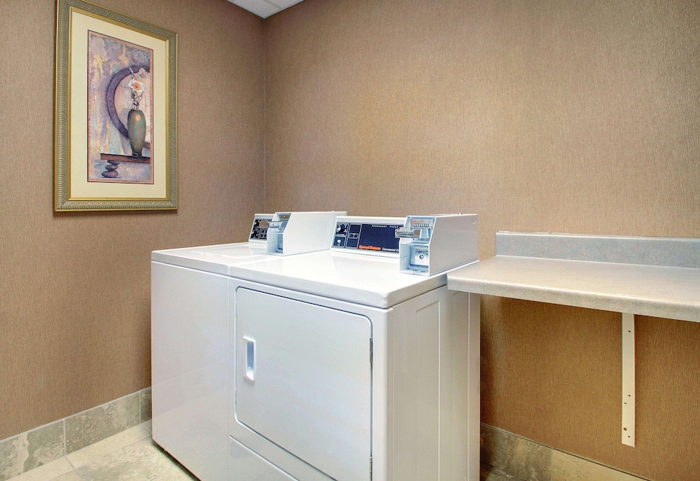 Hampton Inn & Suites West Bend 9/48