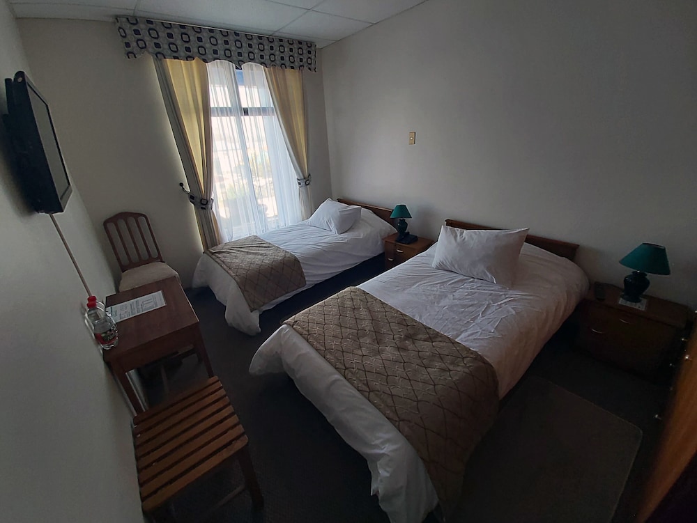 Hotel Esmeralda 8/30