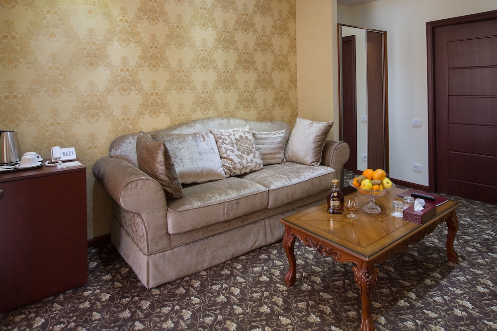 DIAMOND HOUSE HOTEL 23/42