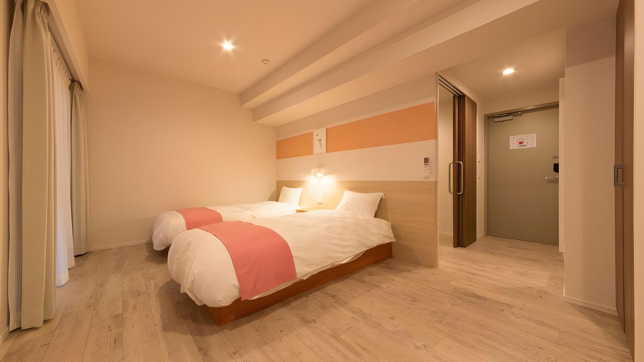 Universal, Twin Beds