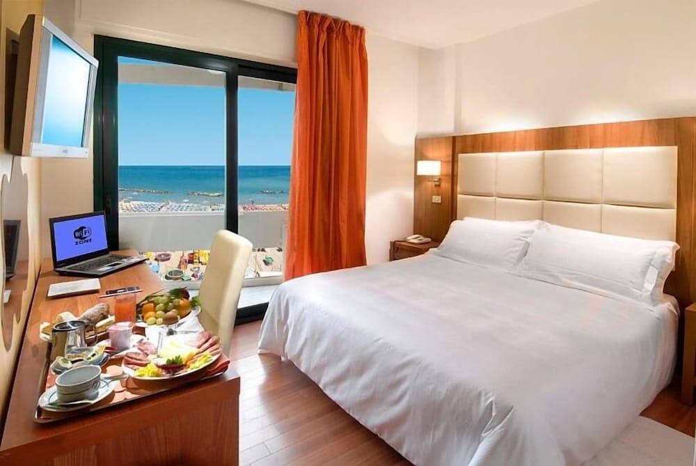 ROOM, DOUBLE OR TWIN BED, PARTIAL SEA VIEW, BALCONY