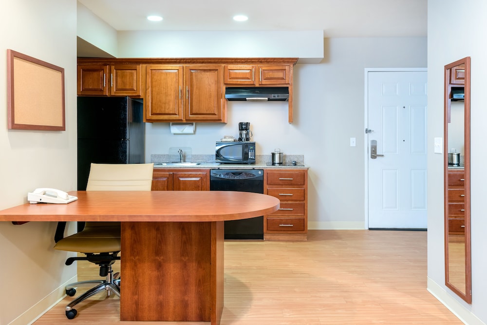 Candlewood Suites LAX Hawthorne 25/36