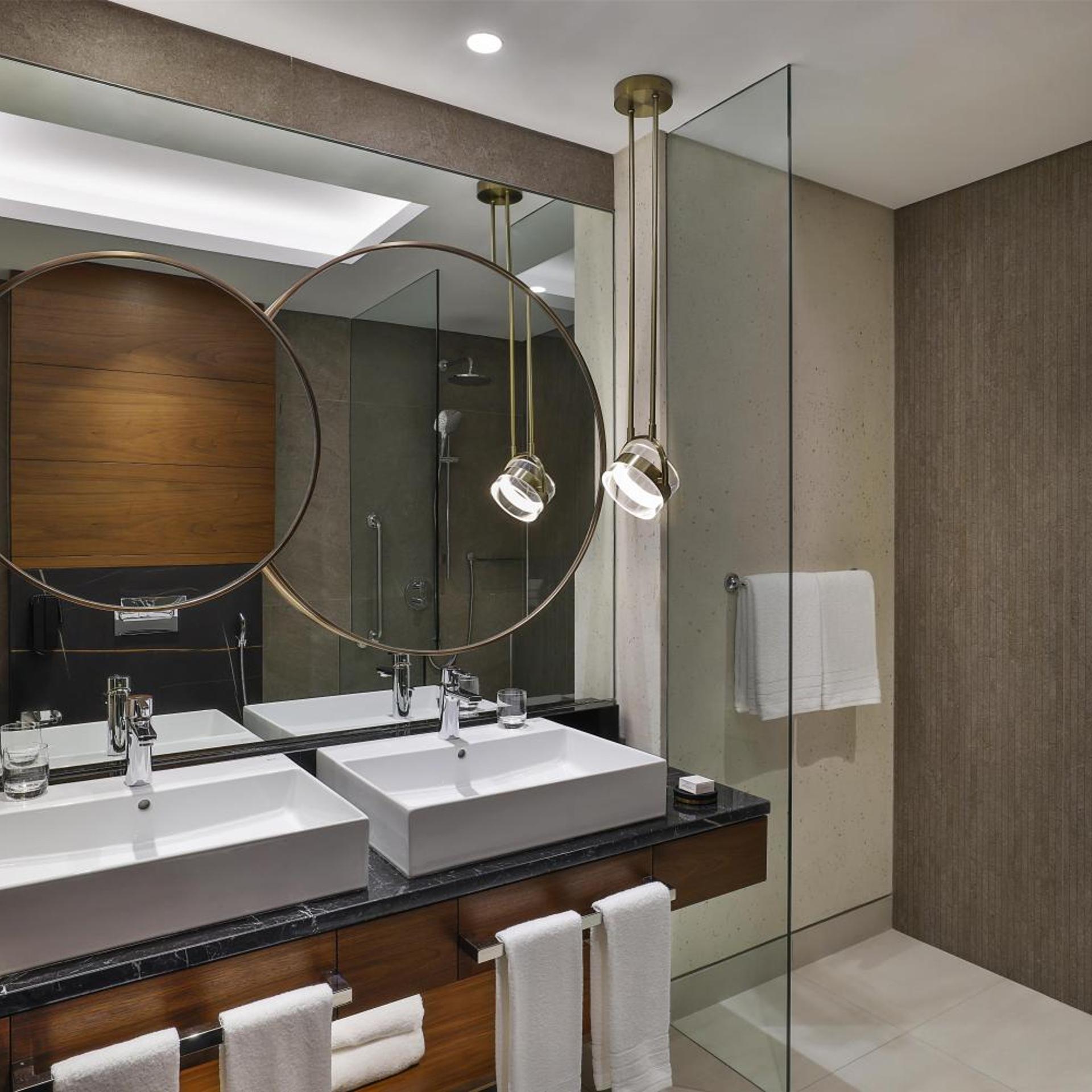 1 Bedroom, Suite, King Bed, Bay View, Balcony، Conrad Bahrain Financial Harbour 5/6