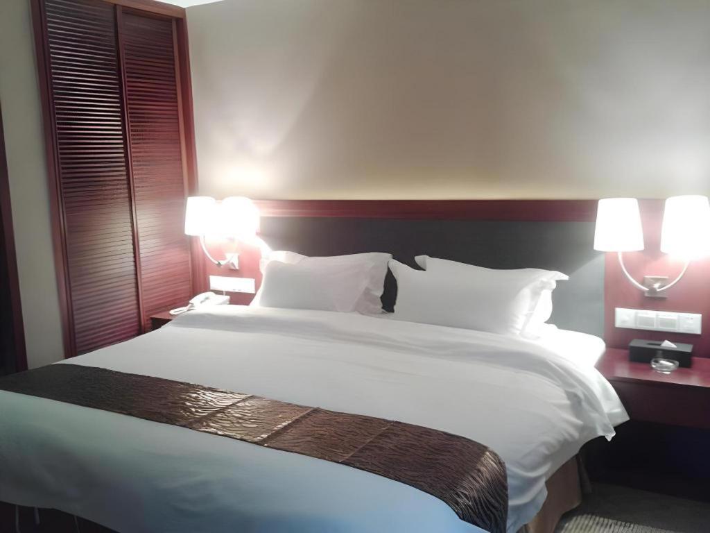 Vienna Hotel Huizhou (Huabianling Square Branch) 20/50