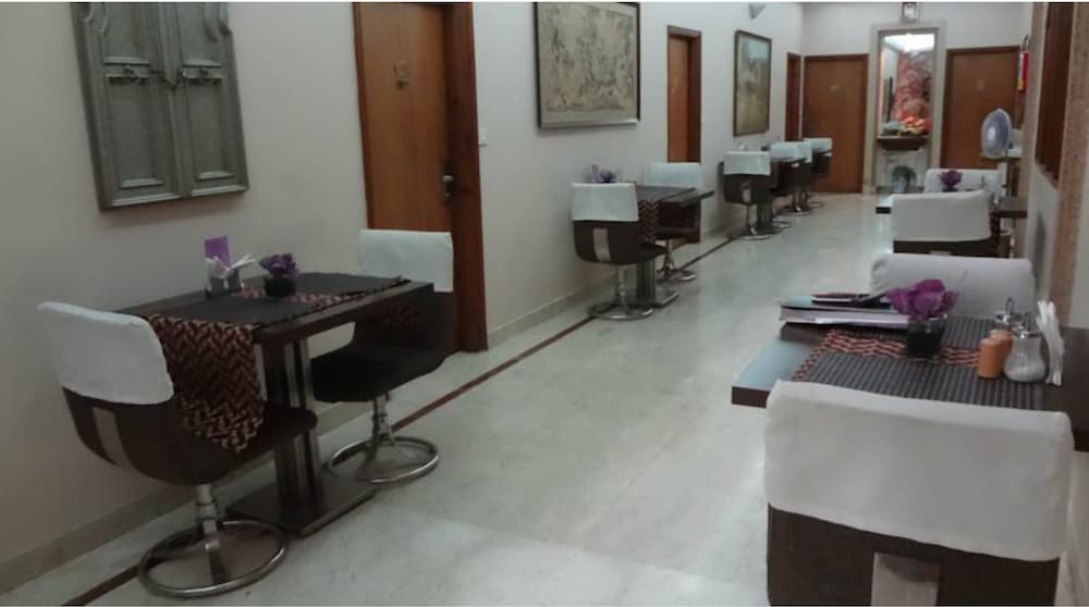 Regent Hotel 27/38