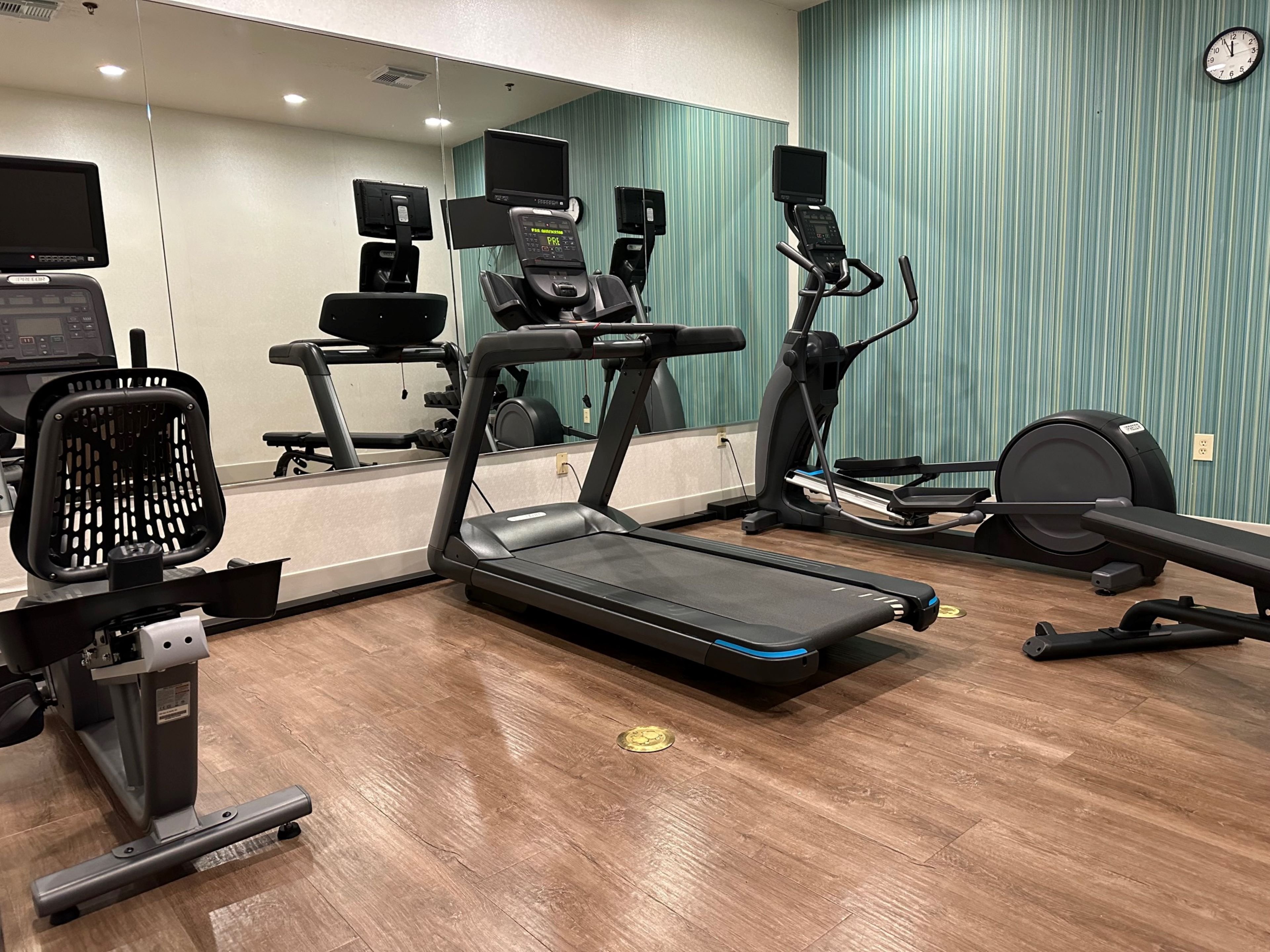 Holiday Inn Express Hotel Suites Ennis 42/70