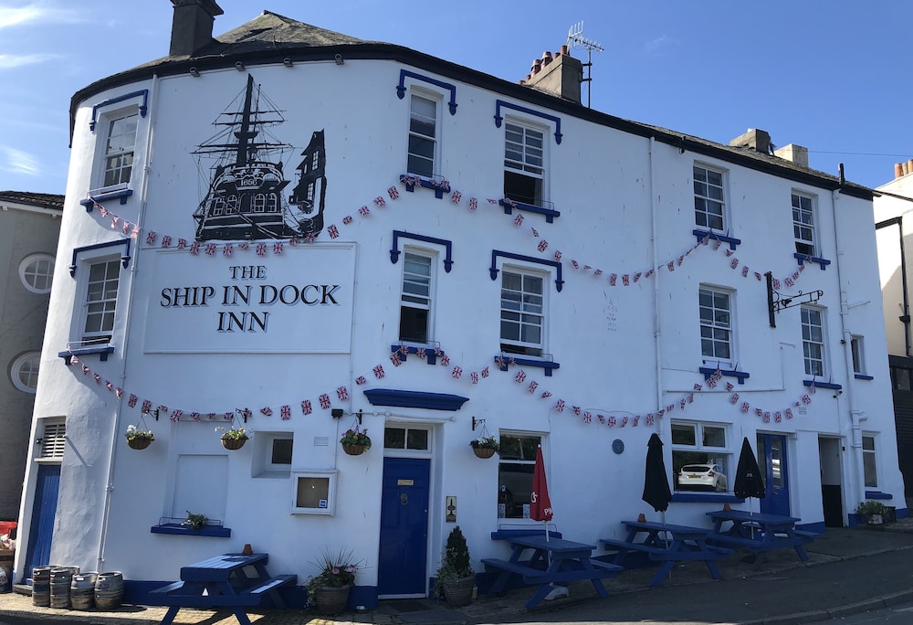 The Ship in Dock Inn 1/32