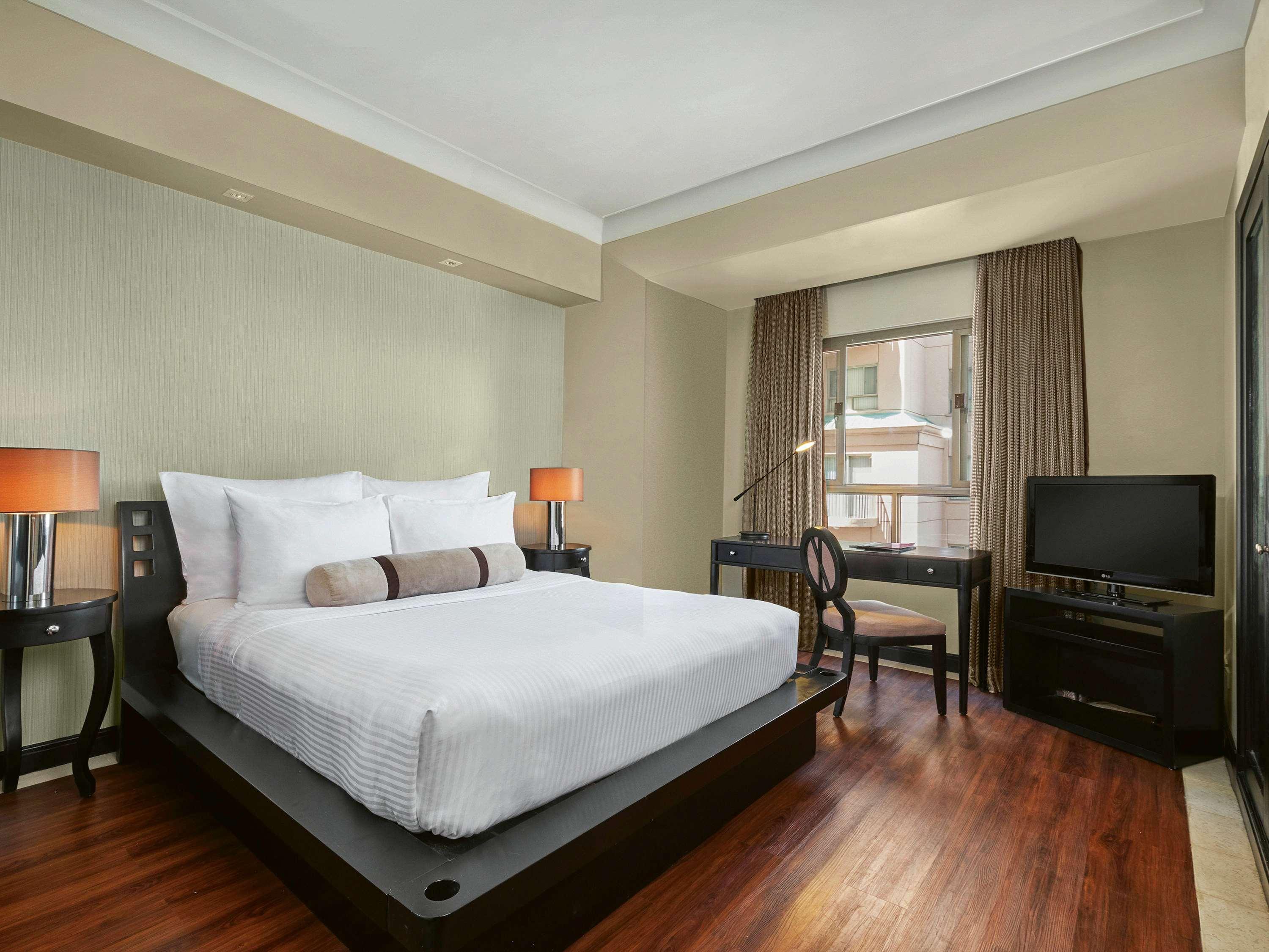 Suite, King Bed, Atrium View