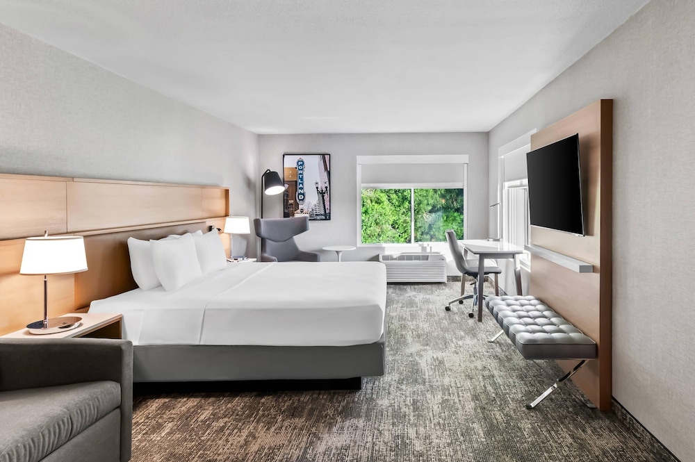 جناح بسرير كينج بغرفة نوم واحدة، Radisson Hotel Portland Airport 4/10