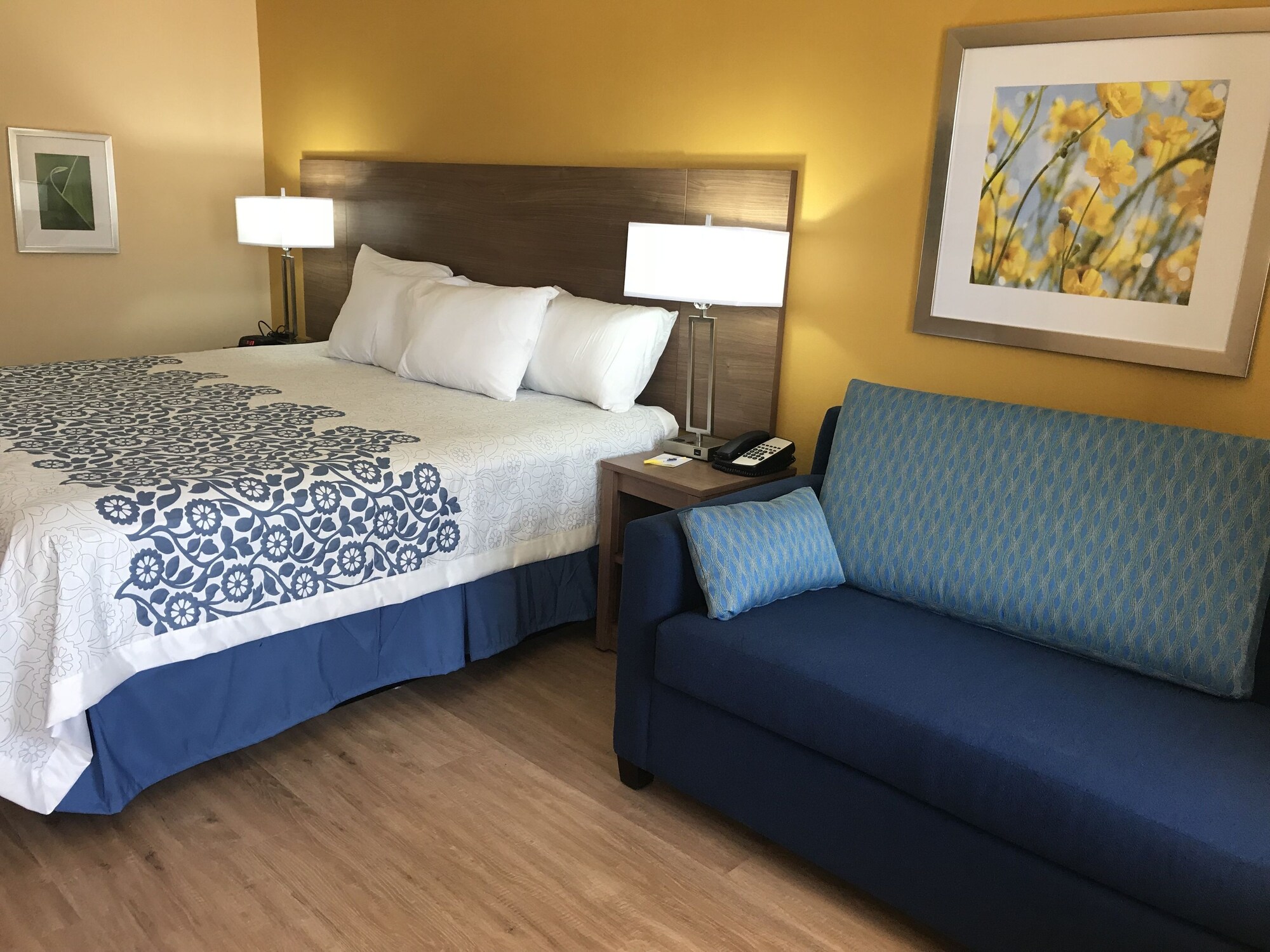 Standard, King Bed, Smoking, Days Inn By Wyndham Batesville 2/6