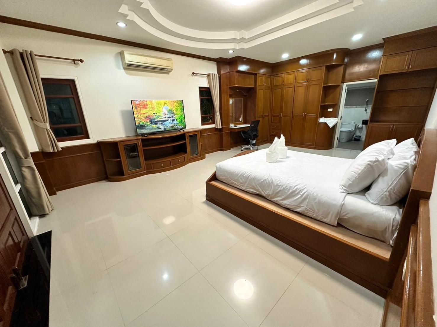 2 Bedrooms, Villa