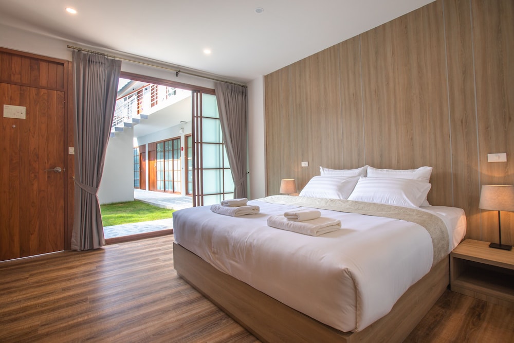 STUDIO, KING BED