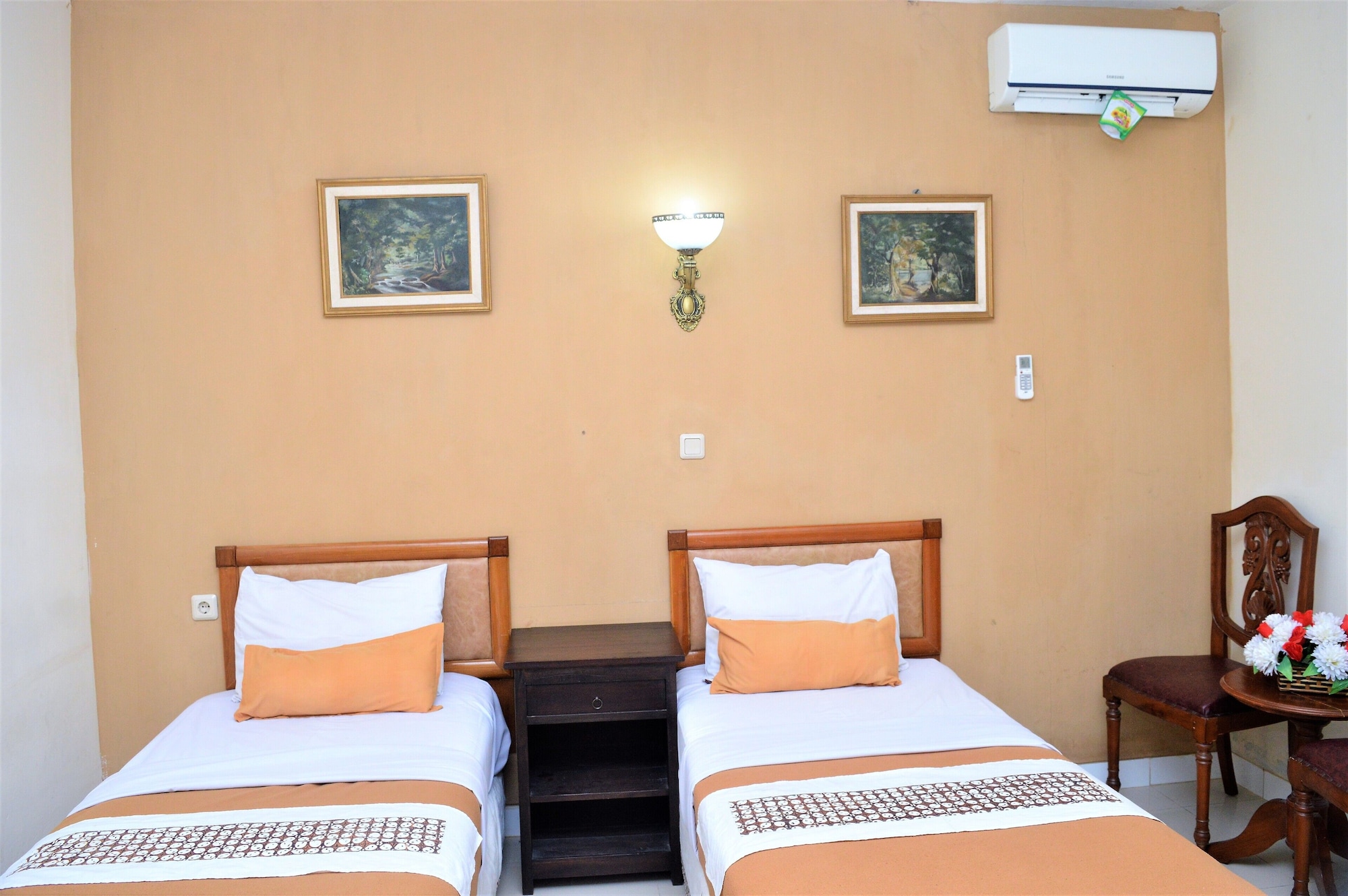 ROOM, TWIN BEDS