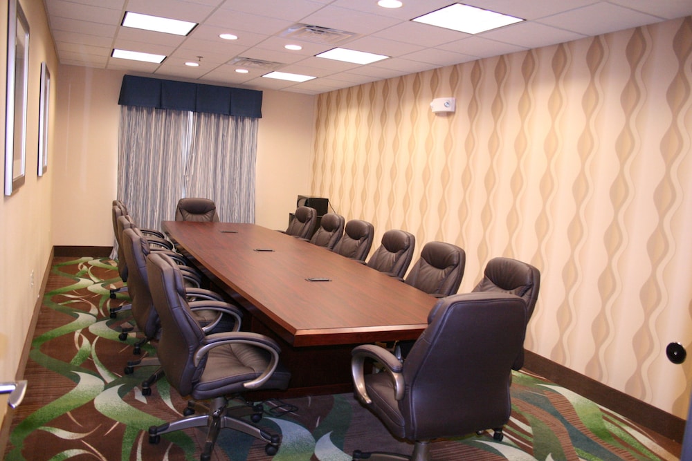 Holiday Inn Express Hotel And Suites Pratt 53/55