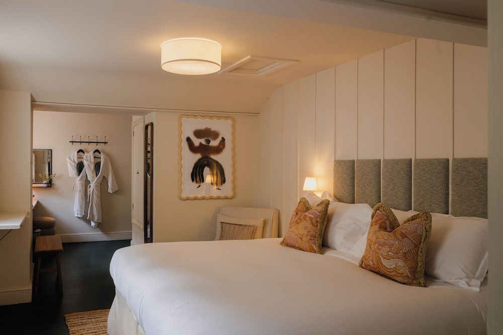 COACH HOUSE, GUEST ROOM, LARGE