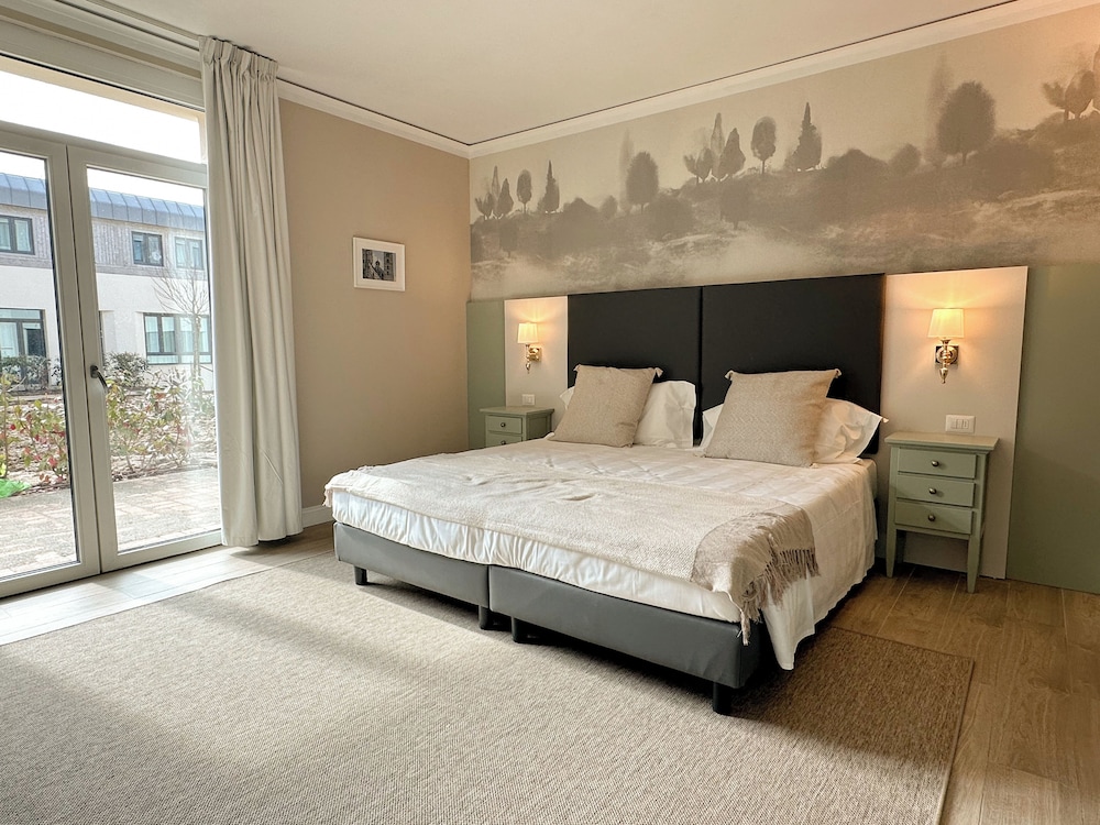 Tuscan, Comfort, King Bed, Accessible