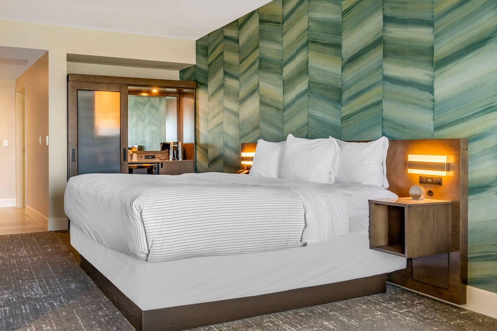 ROOM, KING BED