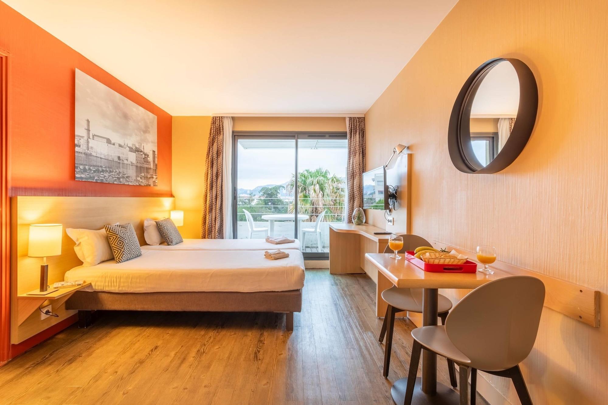 Studio, Pool Access, Accessible